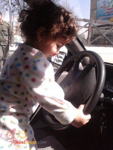 ناناز خانم در حال رانندگي