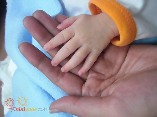 دست کوچولوی آرتین توی دومین روز تولدش