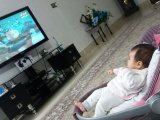 یسنا در حال تماشای تلوزیون