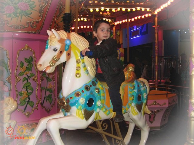 شاهزاده کوچولوی سوار بر اسب سپید مامان!