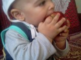 زود این سیب رو بخورم تا کسی نفهمه!!!