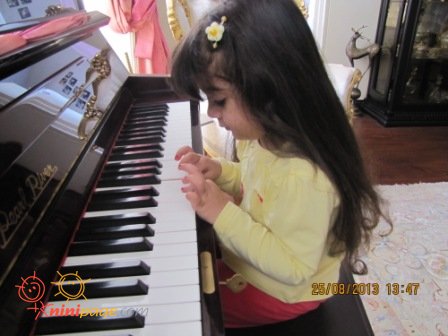 ملیسا  در حال نواختن پیانو