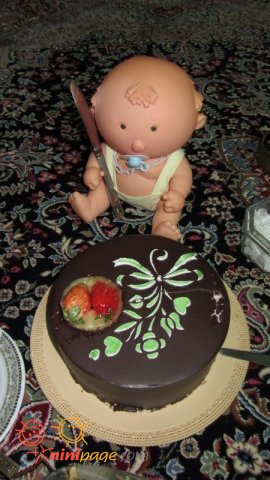 اینم تولد پنج ماهگیم و لی عروسکم کیک رو میبره!