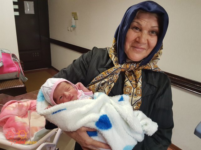 عکس آبجی پرنسا با مادر بزرگ عزیزم تو بیمارستان
