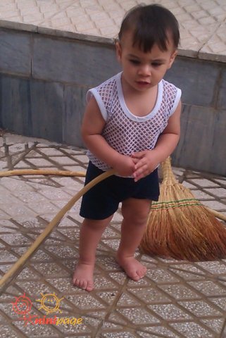 سامیار در حال شستن حیاط