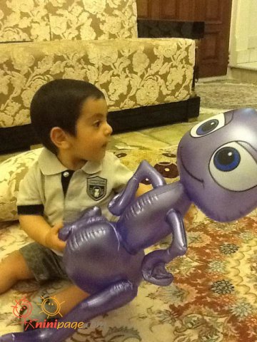 شایان در حال بازی با عروسک بادی