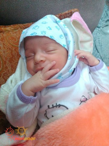 یلدا در حال خوردن انگشت